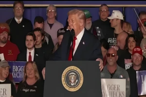 بالفيديو.. ترامب يسخر  من  إلهان عمر : صاحبة العمامة الصغيرة فوق رأسها  تزوجت من أخيها لتدخل البلاد.. اطردوها