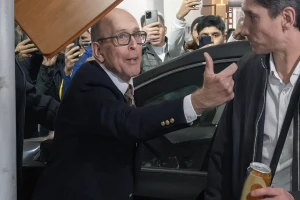 “مش هقطع عيشه”… أول تعليق من الفنان محمد صبحي بعد تداول مقطع إهانته لسائقه وتركه يركض خلف السيارة