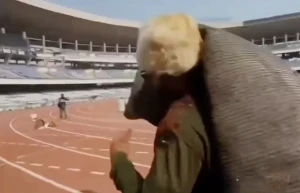 بالفيديو.. هندي يسرق سجادة من ملعب كولكاتا لتعويض ثمن التذكرة بعد عدم تمكنه من رؤية ميسي