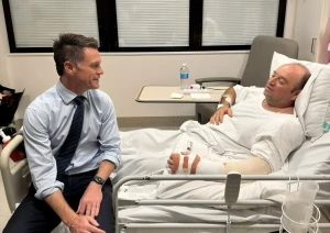 تصدى لمسلح وانتزع سلاحه... أول ظهور لبطل شاطئ بوندي الأسترالي أثناء تلقيه العلاج داخل المستشفى