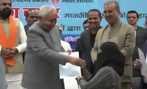 بالفيديو: مسؤول هندي يثير الغضب بعد نزع نقاب طبيبة مسلمة أثناء تسلمها خطاب تعيينها