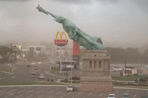 بالفيديو.. رياح قوية تسقط نسخة تمثال الحرية في البرازيل