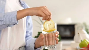 ماذا يحدث لجسمك عند تناول ماء الليمون مع رشة من الملح الأسود صباحا؟