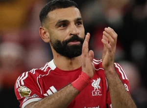 دموع صلاح تشعل الجدل حول مستقبله مع ليفربول.. وخبير لغة جسد: هذه لحظات الوداع الأخيرة!