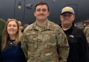 بعد إصابته بالرأس في هجوم إرهابي ...الجندي الأمريكي يغادر المستشفى و يقبل والدته و يتعرف على أفراد عائلته