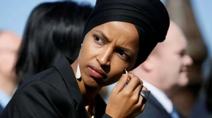 «خلافًا لرواية فرارها من ويلات الحرب».. تقرير يكشف صلات عائلة إلهان عمر بالنظام الصومالي السابق