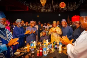 ملياردير نيجيري يمنح موظفي شركته مكافأة أكثر من 20 مليون دولار.. ويهدي نفسه طائرة فاخرة