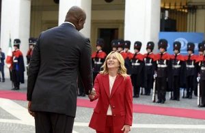 "فرق الطول تجاوز النصف متر".. بالفيديو: رئيسة وزراء إيطاليا تضحك أثناء استقبال الرئيس الموزمبيقي !