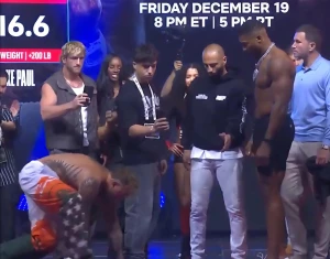 "النزال ينطلق اليوم في ميامي".. بالفيديو.. الملاكم الأمريكي "بول" يقلد "القرود" ويمشي على أربعة ويحاول استفزاز خصمه البريطاني"جوشوا"!