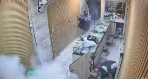 سوريا .. بالفيديو.. سطو مسلح  بسلاح رشاش على محل مجوهرات  في حلب وإطلاق النار على مالكه وشقيقه