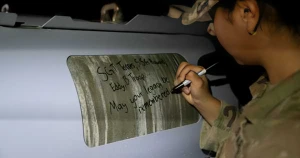 جندي أميركي يكتب رسالة على قذيفة قبل قصف مواقع داعش في سوريا.. والكشف عن محتواها