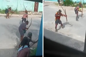 بالفيديو..  قبائل بدائية تتقاتل بالقوس والسهام في بابوا غينيا الجديدة