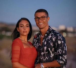 تفاصيل شراء رونالدو وجورجينا فيلتين فاخرتين في المملكة.. والكشف عن موقعهما وسعرهما-صور