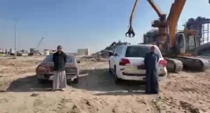 بالفيديو: لحظة تحطيم سيارتين وكبسهما أمام أصحابهما بعدما دهسا رجل أمن بالكويت