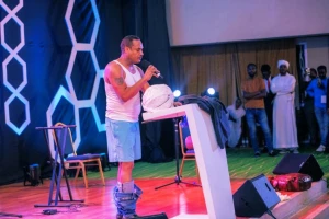 "من سنين وأنا أبحث عن الحرية".. بالفيديو.. فنان سوداني يخلع ملابسه أمام الجمهور ويثير الجدل !