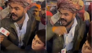 يفسد عليكم دينكم.. بالفيديو: هندوسي يهاجم طفل مسلم أثناء بيعه معجون الصندل أمام معبد في الهند