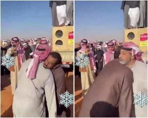 " تشبه عناق الإبل ".. بالفيديو .. رقصة غريبة بين شخصين في مهرجان الصياهد تثير تفاعلا!