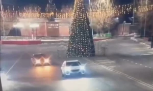بالفيديو.. شخص يتعمد الإصطدام  بشجرة عيد الميلاد وإسقاطها في كازاخستان