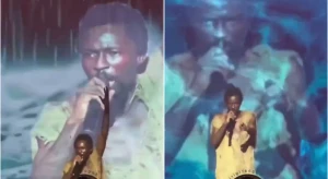 بالفيديو: مدعي النبوة يظهر على المسرح ويغني في حفلة "كريسماس" بعد تأجيل الطوفان المزعوم