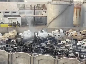 بالفيديو.. آثار الضربة التي استهدفت عربات عسكرية في ميناء المكلا