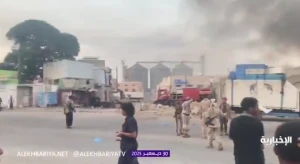 فيديو جديد يظهر آثار احتراق الأسلحة والعربات المدرعة في ميناء المكلا بعد الضربة السعودية