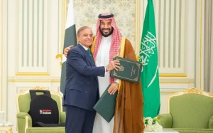 ولي العهد‬⁩ يتلقى اتصالًا هاتفيًا من رئيس وزراء باكستان