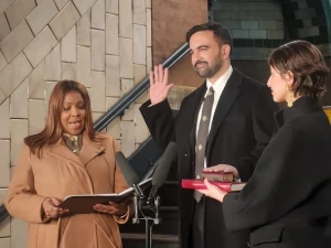 كأول زعيم مسلم لأكبر مدينة في أمريكا.. بالفيديو.. عمدة نيويورك "زهران ممداني" يؤدي اليمين الدستورية على القرآن الكريم