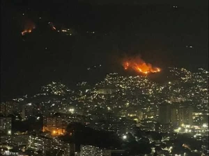 بالفيديو: انفجارات وتحليق طائرات فوق كراكاس.. وسكان العاصمة يهرعون إلى الشوارع