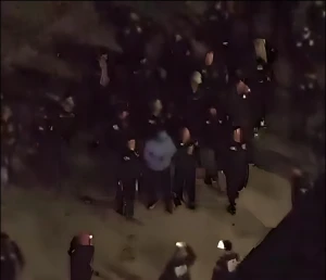 بالفيديو.. لحظة وصول الرئيس الفنزويلي نيكولاس مادورو إلى نيويورك مُحاطٌ بعناصر من القوات الفيدرالية  بعد إنزاله من الطائرة