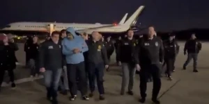 فيديو جديد لنيكولاس مادورو مكبلاً اليدين أثناء اقتياده من الطائرة في مطار ستيوارت بنيويورك