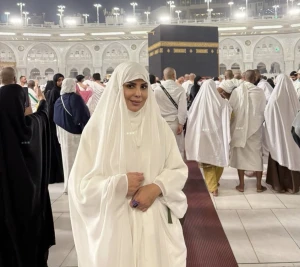 بعد حصولها على البراءة.. بالصور: الفنانة إلهام الفضالة تؤدي مناسك «العمرة»