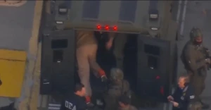 فيديو لـ "مادورو" وهو يركع على ركبتيه أثناء نقله إلى محكمة نيويورك داخل شاحنة