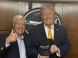 صورة لـ "ترامب" داخل طائرة الرئاسة يحمل قبعة مدون عليها "لنجعل إيران عظيمة مرة أخرى"