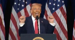 بالفيديو: ترامب يقلد المتحولين جنسياً في الرياضات النسائية.. ويعلق :"زوجتي تكرهني عندما أفعل ذلك"