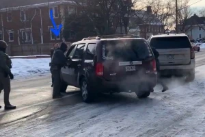 محاولة هرب تنتهي بالموت.. بالفيديو: ضابط أمريكي يقتل امرأة أثناء محاولتها الفرار  من عناصر الهجرة الأمريكية