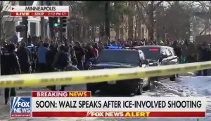 بالفيديو .. متظاهرون يلقون "كرات الثلج" في وجه الشرطة الأمريكية بعد قتل عناصر الهجرة لامرأة في "مينابوليس"