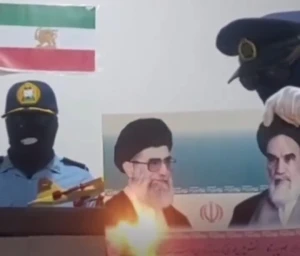 فيديو يوثق انشقاق ضباط إيرانيون وحرق صورة المرشد علي خامنئي