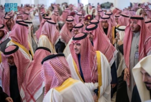 بالصور.. وزير الداخلية يؤدي صلاة الميت على الفريق أول سعيد بن عبدالله القحطاني