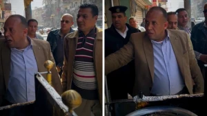 «الرصيف مش بتاعك.. شمعلي أم المحل».. بالفيديو.. مسؤول مصري ينفعل على صاحب مطعم