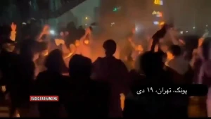 طهران على صفيح ساخن ..بالفيديو : نساء إيرانيات  يحرقن الحجاب والغضب يخرج عن السيطرة
