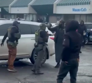 بالفيديو: مهاجرون صوماليون يحاصرون ضباط الهجرة الأمريكية أثناء مداهمات في مينيابوليس