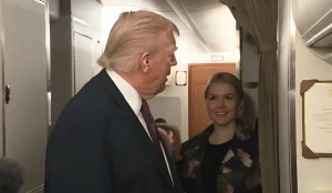 بالفيديو.. ترامب يمازح متحدثة البيت الأبيض أثناء اهتزاز الطائرة الرئاسية: «الأمور صعبة.. أعتقد أنت من فعل هذا بي»