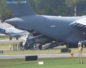 فيديو يوثق لحظة خروج المروحية الرئاسية الخاصة بترامب من داخل طائرة الشحن العملاقة "سي 17"