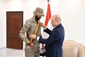 «لن تعتقلوه إلا على جثتي».. الكشف عن هوية الضابط السعودي الذي تصدى لمحاولة اعتقال الرئيس اليمني رشاد العليمي داخل قصر معاشيق بعدن