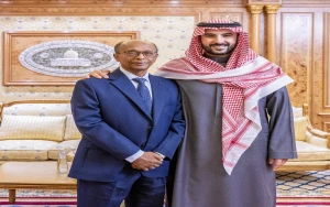 وزير الدفاع الأمير "خالد بن سلمان"  يلتقي مدير ميناء المكلا "سالم باسمير" الذي تعرض لعملية اختطاف من قبل قوات تابعة للزبيدي