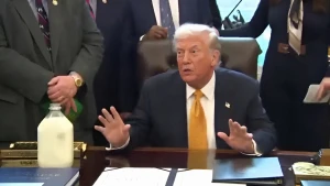 بالفيديو.. ترامب يمازح الصحفيين: لدينا بعض الحليب ظل لمدة 5 أيام يمكنكم شربه كله إنه طازج جدًا