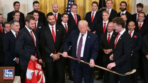 بالفيديو : فريق فلوريدا بانثرز يقدّم للرئيس ترامب خاتم بطولة كأس ستانلي وقميصًا خاصًا وعصا هوكي تذكارية