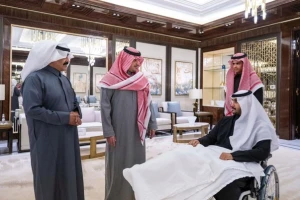 بالصور.. وزير الداخلية يكرّم رجل الأمن ريان آل أحمد الذي أنقذ معتمرا ألقى نفسه من الأدوار العلوية بالحرم