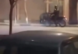 فيديو جديد لقوات تابعة للنظام الإيراني وهم يعتدون على المتظاهرين ويطلقون النار عليهم