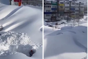 بالفيديو: سكان روس يحفرون في أكوام الثلج بحثًا عن سياراتهم في منطقة كامتشاتكا